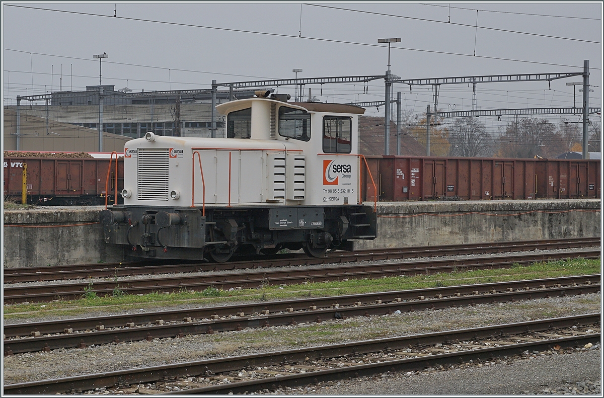 In Yverdon steht der kleine Sersa Tm 232 111-5 (Tm 98 85 5 232 111-7 CH-SERSA) und wartet auf einen neuen Einsatz. 

21. November 2021