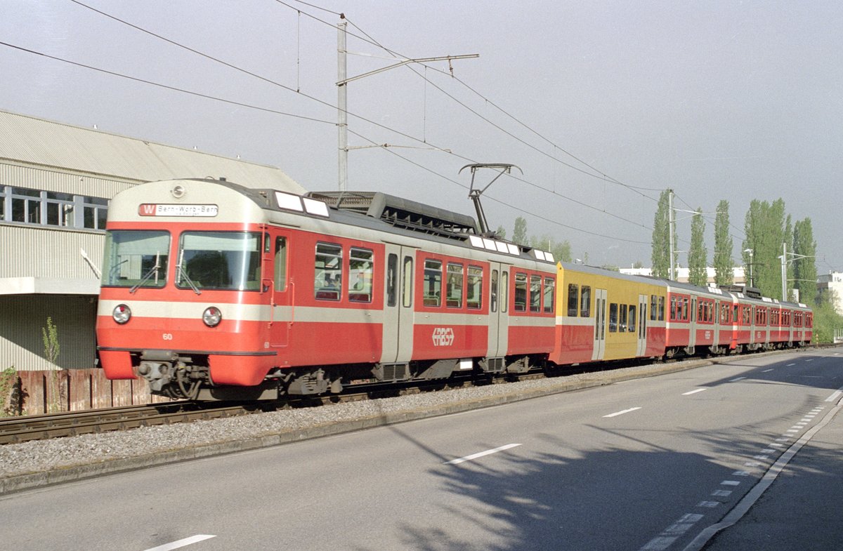 In der Zeit, als die RBS-Mandarinli mit den Niederflurzwischenwagen zu Be 4/12 verlängert wurden, kam es auf der Linie W teilweise zu Einsätzen von 5-Wagenzügen (später planmässig nur noch auf der Linie J/S8). Hier ein Zug, bestehend aus einem Be 4/8 sowie dem Be 4/12 60, am 10. Mai 2002 zwischen Bolligen und Ittigen.