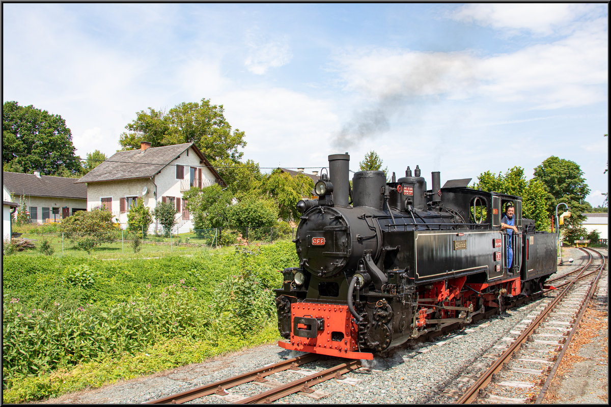 In den Zeiten als ich selbst noch Dienst auf dem Dampfross versah waren Fahrten am Vormittag recht häufig und dadurch für mich nichts besonderes. 
Mit den Jahren gehen einem aber die Fotostellen aus. 
Etwas  Neues  habe ich am vergangenen Donnerstag entdeckt . 
Nicht zuletzt weil Bäume und Gebüsch lange Zeit diesen Ausblick auf das schmucke alte Häuschen verdeckten und auch der Sonnenstand nur in den Vormittagsstunden passt. 

Nach dem Wasser-nehmen umfährt 764.411 R Ihren Zug um in kürze die Heimreise antreten zu können. 
18.Juli 2019 