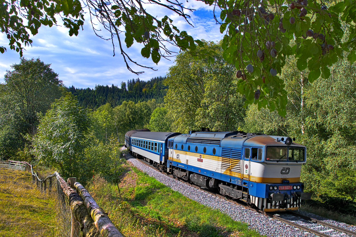 In Zelena Lhota fährt die 754 027-1 mit dem Os 7547 durch den Böhmerwald.Bild vom 13.9.2014