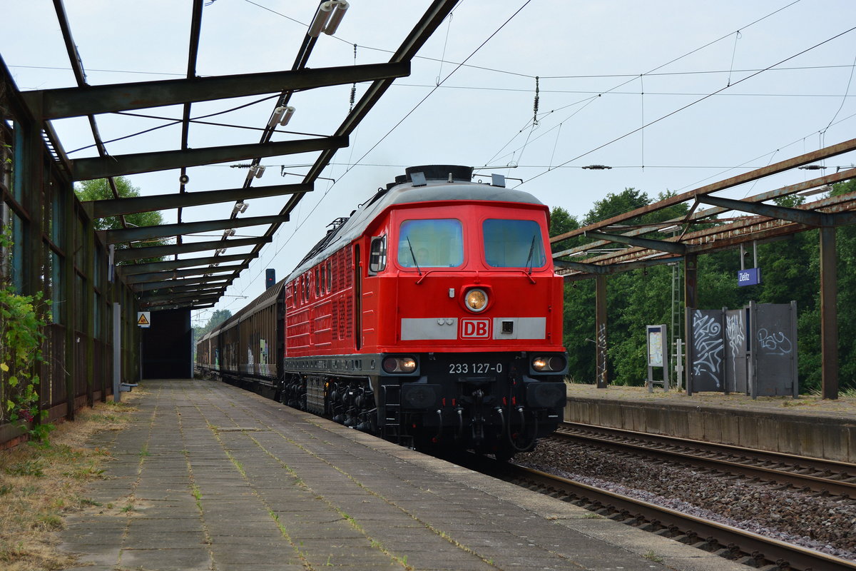 In Zielitz konnte ich am 22.7.18 den ersten Güterzug des Tages erlegen. 233 127-0 zog einen kurzen Güterzug durch Zielitz in Richtung Stendal. Mit einem Pfiff grüßte er den Fotografen. Grüße zurück ;D

Zielitz 22.07.2018
