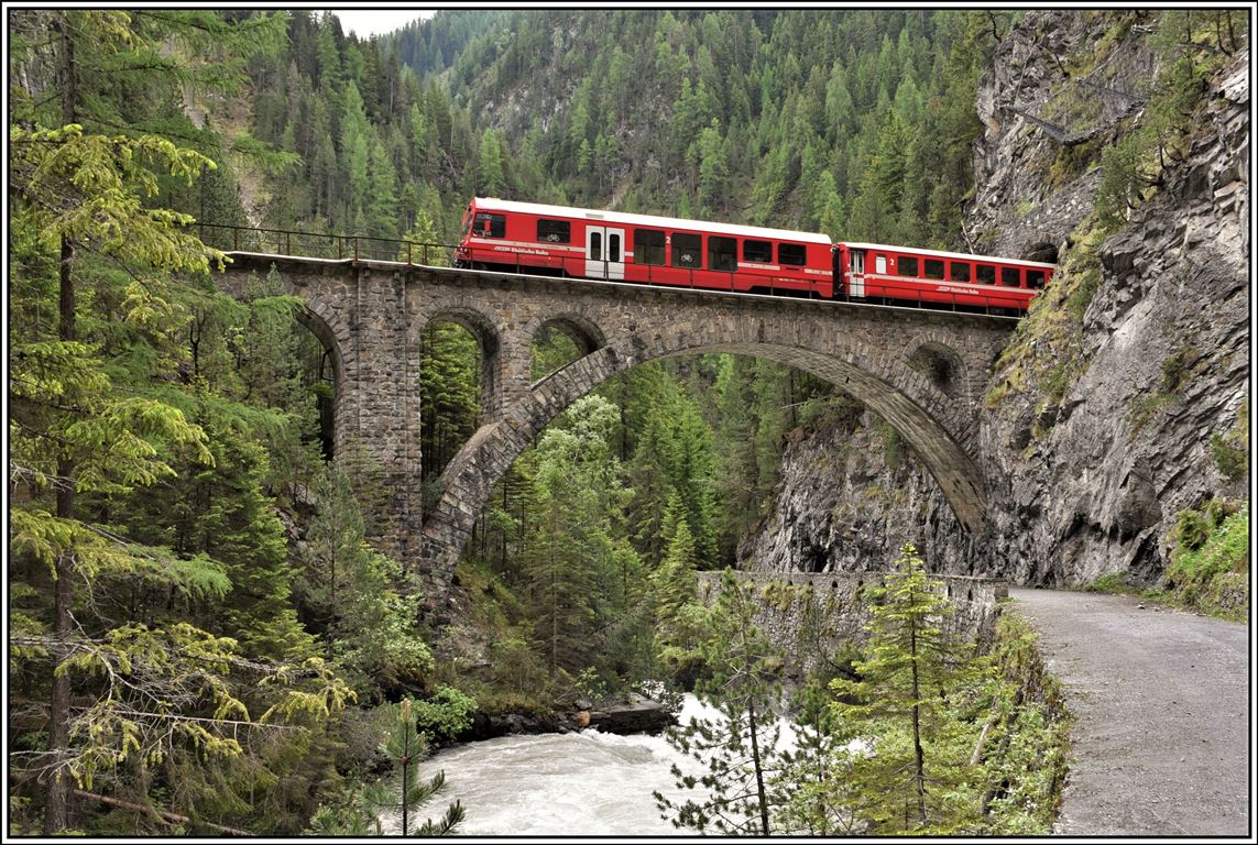 In der Zügenschlucht zwischen Wiesen und Davos Monstein schwingt sich das Brombenzviadukt über die alte Zügenstrasse und den Fluss Landwasser. R1824 mit einem BDt Steuerwagen und der Lok Ge 4/4 II 618  Bergün/Bravuogn  ist auf dem Weg nach Davos Platz. (16.06.2019)