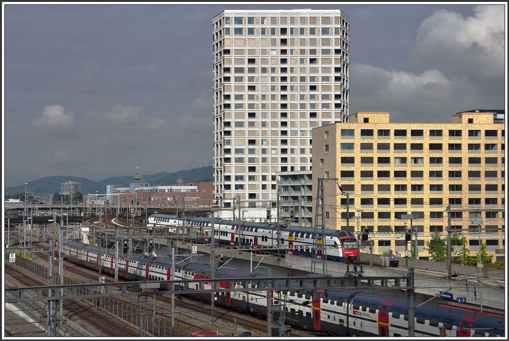 In Zürich Hardbrücke treffen S-Bahn und Fernverkehr aufeinander. 514 044-7 auf dem Weg nach Oerlikon. (24.09.2015)