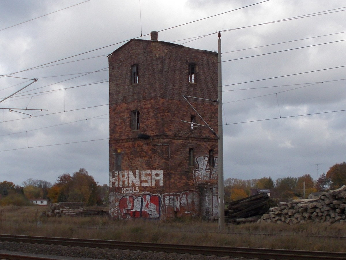 In Züssow hat man sogar noch den alten Wasserturm stehen gelassen.Aufnahme am 29.Oktober 2016.