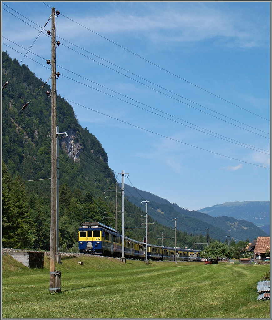 In Zweilütschinen teilen bzw. vereinigen sich die Züge von und nach Lauterbrunnen bzw. Grindelwald, trotzdem passte der nun nur noch siebenteilige BOB Regionalzug 157 kurz nach Zweilütschinen fast nicht auf Bild. 
12. Juli 2015