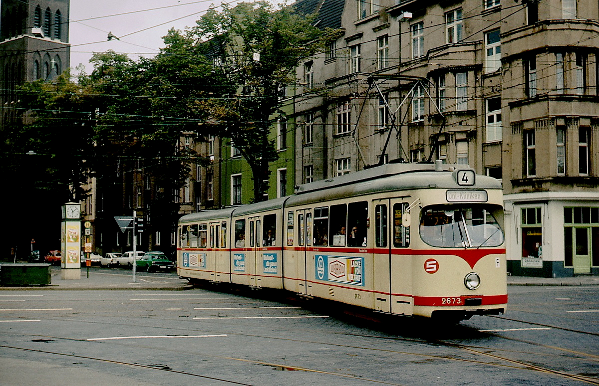 In der zweiten Hälfte der 1970er Jahre überquert der Rheinbahn-GT8 2673 die Kreuzung Witzelstraße/Auf'm Hennekamp. Als ich diese Aufnahme machte, hätte ich mir nicht vorstellen können, dass er mir knapp vierzig Jahre später als Tw 710 in Poznan/Posen wieder vor die Linse kommen würde...