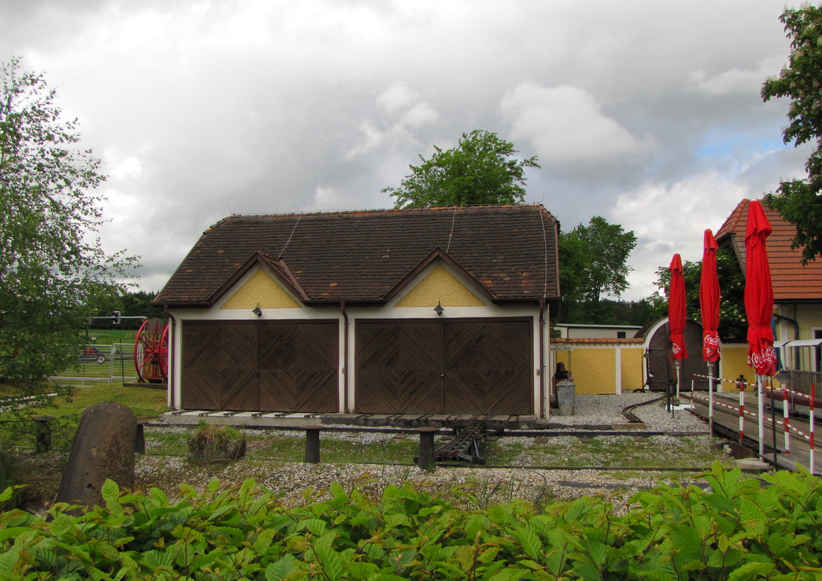 In Zwettl Teichhäuser gibt es das  Kinderparadies Wirtshaus zur Minidampfbahn . Am 01.06.2016 entstand dieses Foto vom dortigen Lokschuppen und der Verschiebebühne.