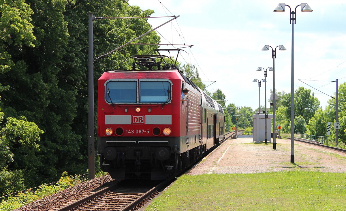 In Zwickau-Pölbitz steht am 31.05.2014 die 143 087-5 mit der RB 17221 nach Freiberg(Sachs) kurz vor der Abfahrt, noch ein prüfender Blick vom Tf dann geht es los.