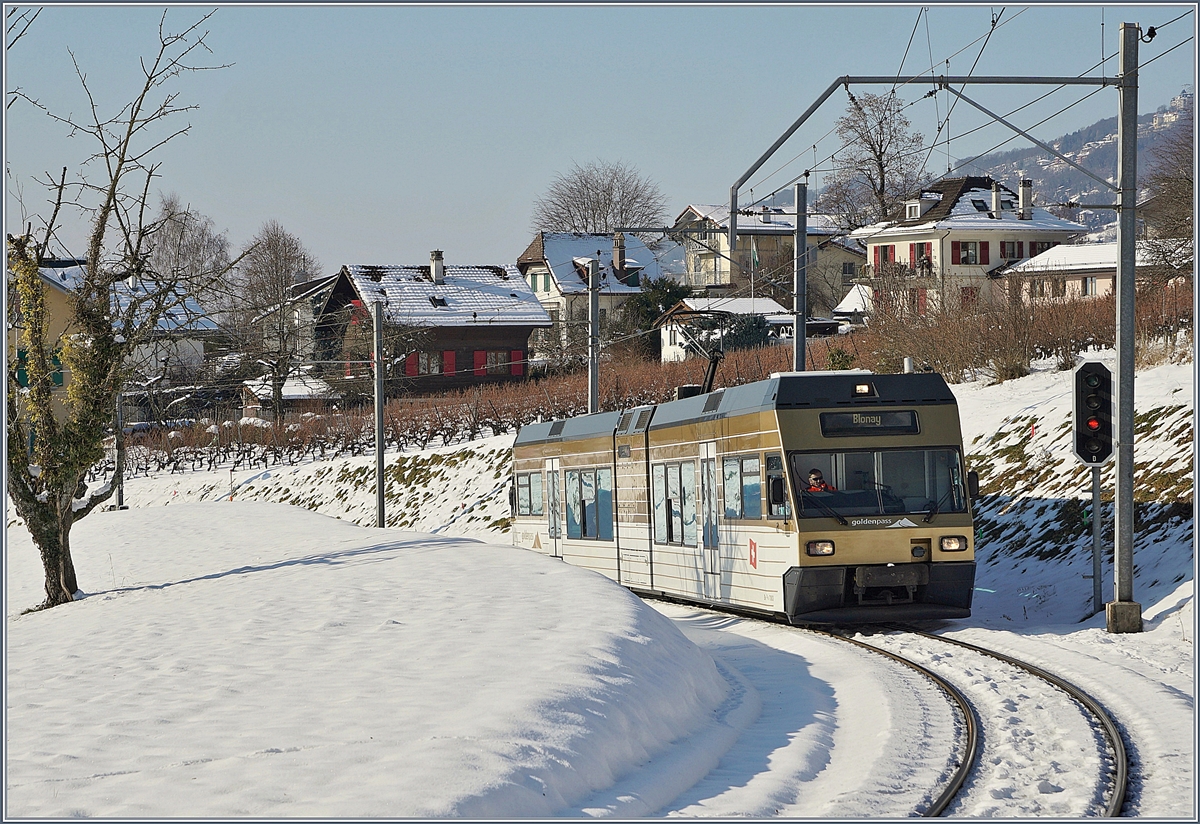 In der Zwischenzeit ist der Schnee geschmolzen, der Baum links im Bild gefällt und der CEV GTW Be 2/6 7003 zur ASM transportiert worden. Kurz, dass am 18. Januar 2017 bei St-Légier Gare aufgenommene Bild ist schon historisch...
