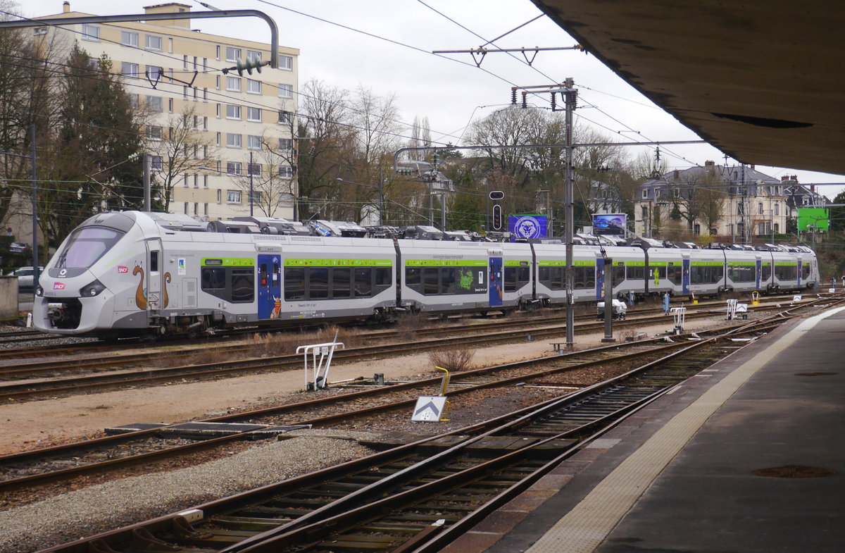 Inbetriebnahme fernab des künftigen Einsatzgebietes: Sechsteiliger Bimodal-Triebzug B84504 der SNCF für die region Normandie im Bahnhof Mulhouse, 23.3.17.