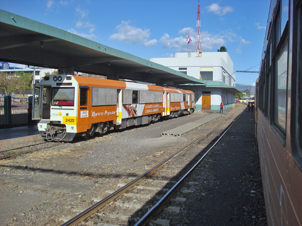 Incofér San José: Bahnhof Pacifico. Links ein Triebzug, während wir im lokbespanntem Zug auf die Abfahrt warten, 23. Feb. 2015