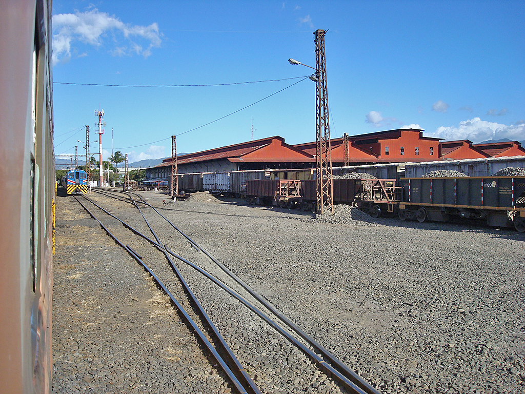 Incofér San José: Foto aus dem fahrenden Zug kurz nach Abfahrt aus dem Bahnhof Pacifico, 23. Feb. 2015