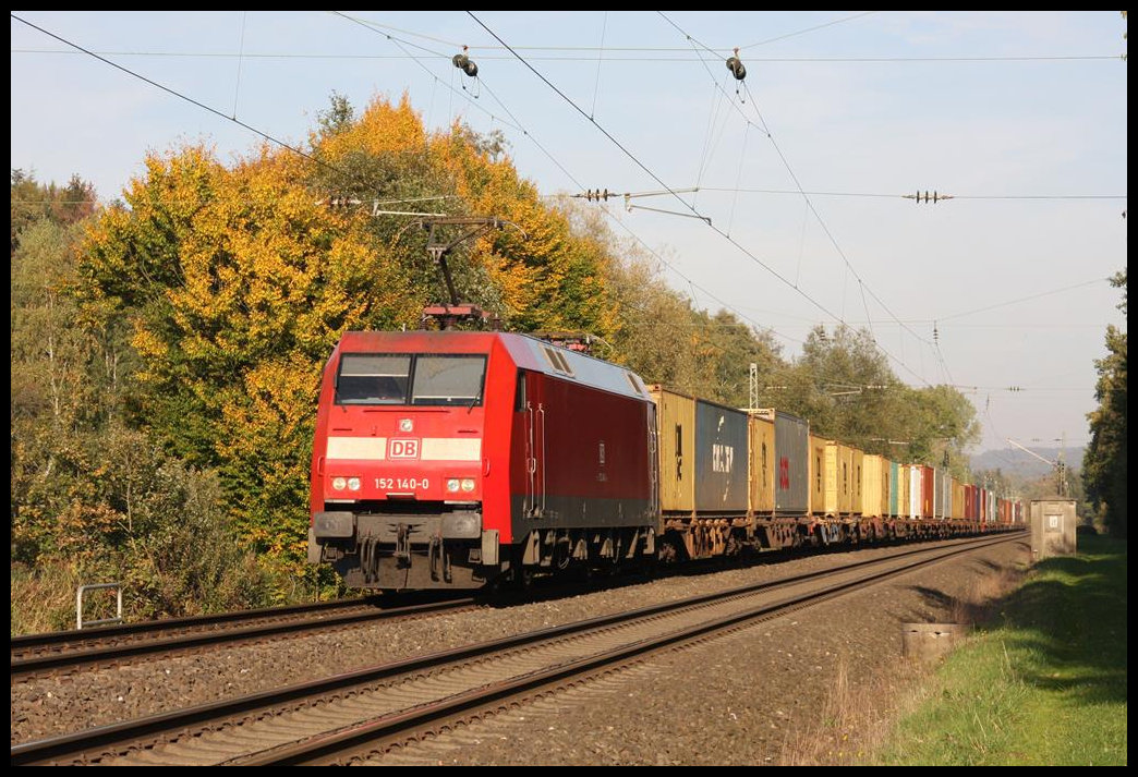  Indian Summer  an der Rollbahn in Lengerich - Schollbruch. Am 9.10.2018 kam um 16.39 Uhr bei passendem Herbstlicht 152140 mit ihrem Container Zug in Richtung Münster vorbei.