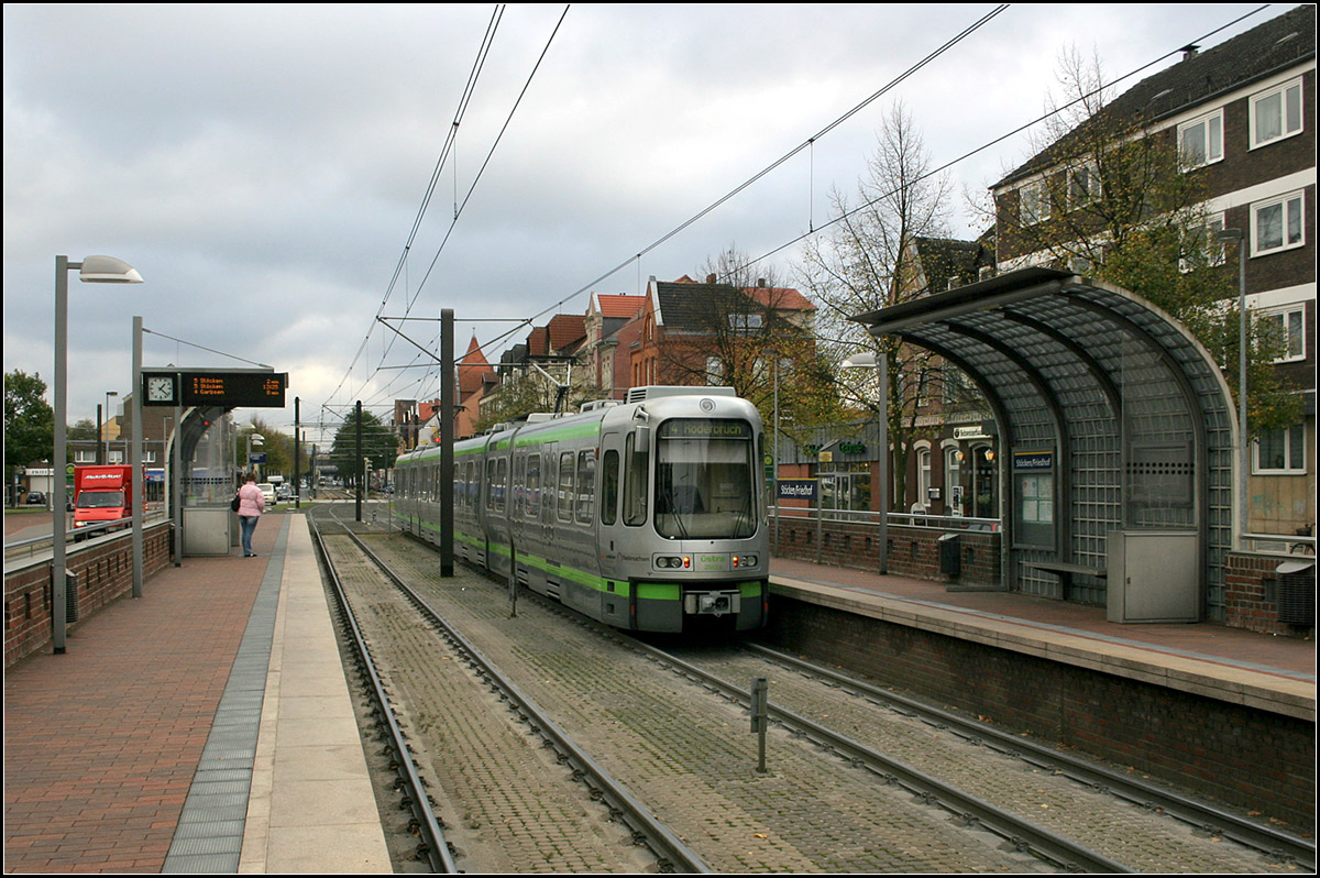 Individuelle Gestaltung -

Die 1999 fertiggestellte Hochbahnsteige an der Haltestelle Stöcken Friedhof (heute Stadtfriedhof Stöcken) an den Linien 4 und 5 wurden ansprechend gestaltet mit Klinker und Unterstände aus Glasbausteinen. 

02.11.2006 (M)