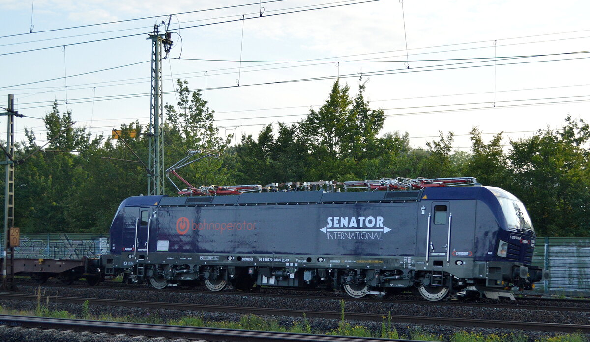 Industrial Division Sp. z o.o., Wrocław [PL] mit einer der neuen polnischen Vectron  5370 038-9/193 568  [NVR-Nummer: 91 51 5370 038-9 PL-ID] und Containertragwagen am 25.08.21 Vorbeifahrt Bf. Hamburg-Harburg.
