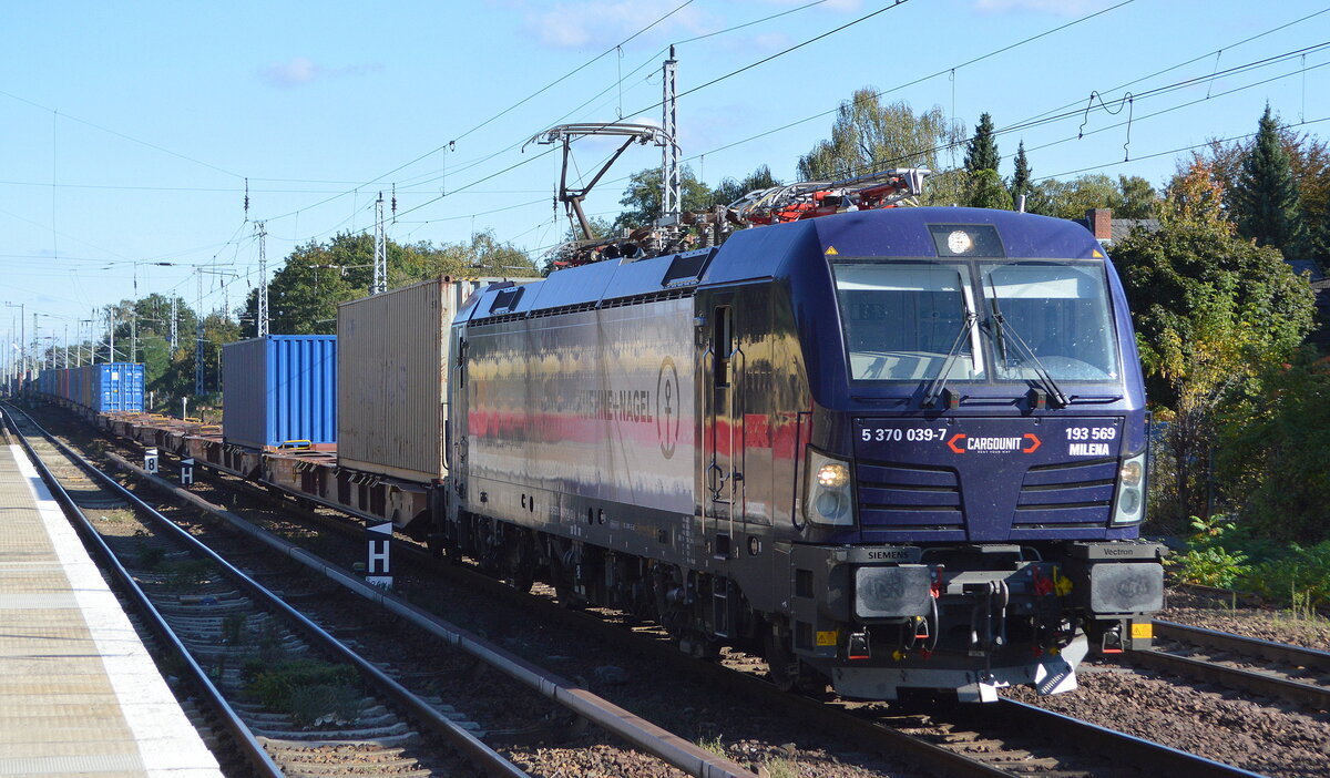 Industrial Division Sp. z o.o., Wrocław [PL] mit der recht neuen polnischen Vectron  5370 039-7/193 569  [Name: Milena] (NVR:  91 51 5370 039-7 PL-ID ) mit Containerzug am 07.10.21 Berlin Hirschgarten.