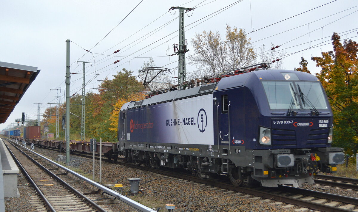 Industrial Division Sp. z o.o., Wrocław [PL] mit der  polnischen Vectron  5370 039-7/193 569  [Name: Milena] (NVR:  91 51 5370 039-7 PL-ID ) und einem schwach ausgelastetem Containerzug am 02.11.21 Berlin Karlshorst.