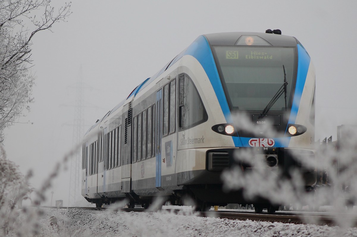 Industrie -Schnee und dichter Nebel hüllen alles rund um Deutschlandsberg in prachtvolles weiß. HIer 5063.08 beid der Einfahrt in den Bahnhof am 17.12.2013