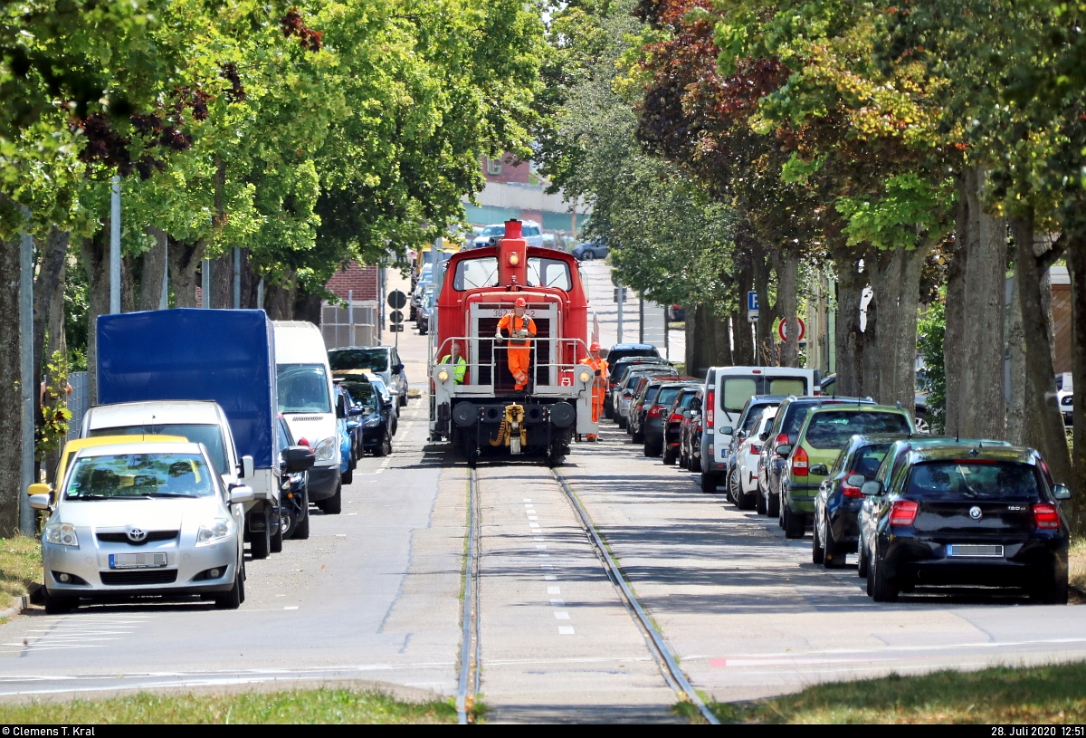 Industriebahn Ludwigsburg: Mit der V 60 quer durch die Weststadt
Werktäglich zwischen 12:00 und 14:00 Uhr wird die Gebrüder Lotter KG in Ludwigsburg mit Profilstahl von Kornwestheim Rbf aus beliefert.

Auf dem etwa zwei Kilometer langen Anschlussgleis muss der Zug, bestehend aus 362 547-2 (364 547-0 | 360 547-4 | 260 547-5 | DB V 60) DB und zwei Rungenwagen, die Siegesstraße inmitten der geparkten Autos durchqueren. Hier verläuft die Industriebahn straßenbündig, d.h. auf Rillenschienen.
Aufgenommen von der Kreuzung Schwieberdinger Straße/Gänsfußallee. Als ich mich hier im März hinstellte, hatte ich leider keinen Erfolg, glücklicherweise hat es diesmal geklappt und der Zug nahte wie erwartet heran.
[28.7.2020 | 12:51 Uhr]