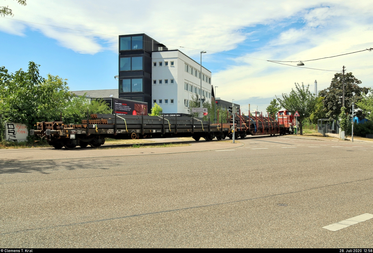 Industriebahn Ludwigsburg: Mit der V 60 quer durch die Weststadt
Werktäglich zwischen 12:00 und 14:00 Uhr wird die Gebrüder Lotter KG in Ludwigsburg mit Profilstahl von Kornwestheim Rbf aus beliefert.

Um von der Gänsfußallee auf das Werksgelände zu gelangen, muss 362 547-2 (DB V 60) DB mit ihren beiden Rungenwagen noch einen unbeschrankten, straßenbündigen Übergang auf der Grönerstraße queren.
[28.7.2020 | 12:58 Uhr]