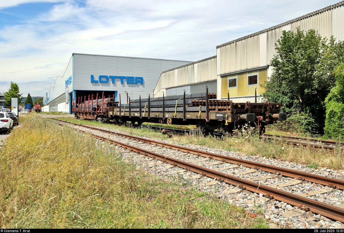 Industriebahn Ludwigsburg: Mit der V 60 quer durch die Weststadt
Werktäglich zwischen 12:00 und 14:00 Uhr wird die Gebrüder Lotter KG in Ludwigsburg mit Profilstahl von Kornwestheim Rbf aus beliefert.

362 547-2 (DB V 60) DB hat soeben die beiden Wagen am Lotter-Werksgelände zugestellt. Es handelt sich um einen Flachwagen der Gattung  Rns-z 643  (31 80 399 1 204-9 D-DB) der DB (vorn) sowie einen luxemburgischen Flachwagen der Gattung  Rs 620  (31 82 3909 048-9 L-ORME) der On Rail Gesellschaft für Eisenbahnausrüstung und Zubehör mbH.
Aufgenommen von der Grönerstraße.
[28.7.2020 | 13:01 Uhr]