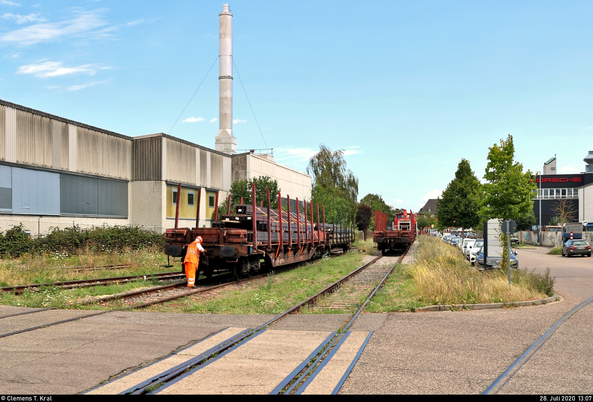 Industriebahn Ludwigsburg: Mit der V 60 quer durch die Weststadt
Werktäglich zwischen 12:00 und 14:00 Uhr wird die Gebrüder Lotter KG in Ludwigsburg mit Profilstahl von Kornwestheim Rbf aus beliefert.

Während 362 547-2 (DB V 60) DB mit den leeren Rungenwagen nach vorn setzt, bereitet sich ein Rangiermitarbeiter schon auf den Transport der soeben gelieferten Wagen in das Innere des Werksgeländes vor. Dies geht gleich wieder mit etwas Rangierarbeit einher.
Aufgenommen von der Grönerstraße.
[28.7.2020 | 13:07 Uhr]