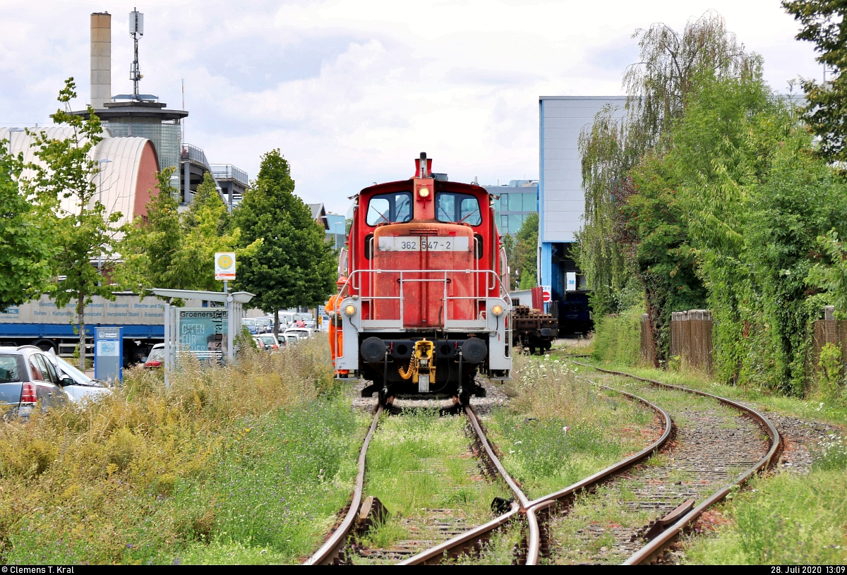 Industriebahn Ludwigsburg: Mit der V 60 quer durch die Weststadt
Werktäglich zwischen 12:00 und 14:00 Uhr wird die Gebrüder Lotter KG in Ludwigsburg mit Profilstahl von Kornwestheim Rbf aus beliefert.

Nach dem Abholen der leeren Rungenwagen vom Vortag aus der Werkshalle rangiert 362 547-2 (DB V 60) DB allein zur im Vordergrund angedeuteten Weiche, um die heute gelieferten Wagen (auf dem rechten Gleis leicht erkennbar) ins Werk zu schieben.
Tele-Aufnahme von der Grönerstraße.
[28.7.2020 | 13:09 Uhr]
