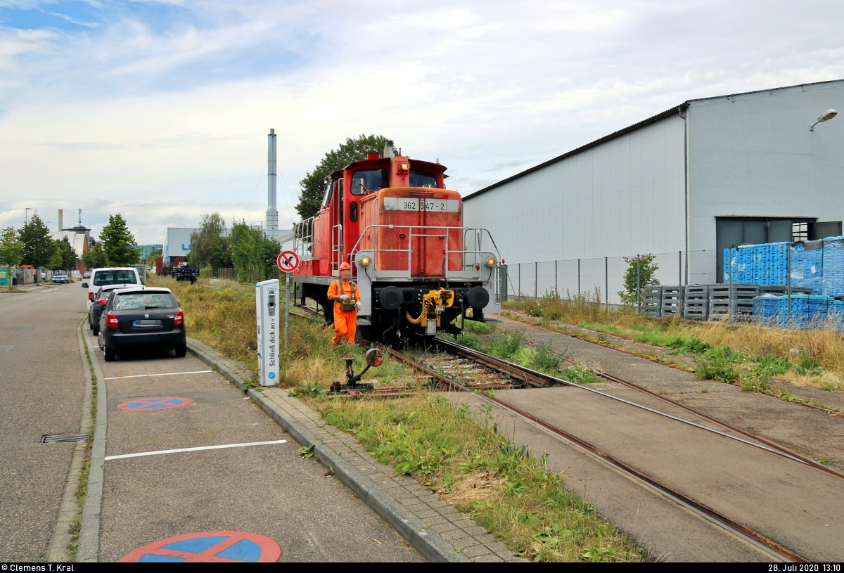 Industriebahn Ludwigsburg: Mit der V 60 quer durch die Weststadt
Werktäglich zwischen 12:00 und 14:00 Uhr wird die Gebrüder Lotter KG in Ludwigsburg mit Profilstahl von Kornwestheim Rbf aus beliefert.

362 547-2 (DB V 60) DB rangiert zur Weiche an der Grönerstraße, um auf das andere Gleis zu wechseln und die beiden eben gelieferten Rungenwagen in die Werkshalle zu fahren.
Der Lokrangierführer (Lrf) hat indes die Lok schon verlassen und hält diese mittels Funkfernsteuerung gleich an der passenden Stelle an.
[28.7.2020 | 13:10 Uhr]