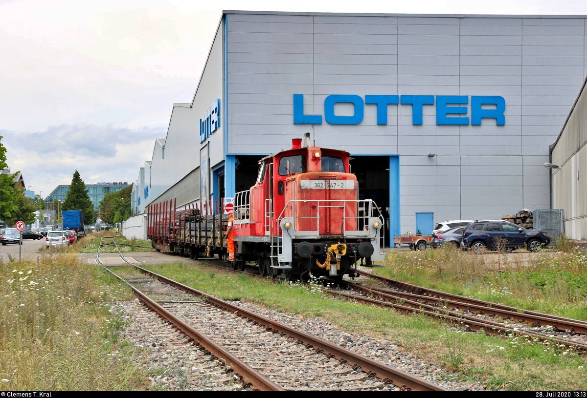 Industriebahn Ludwigsburg: Mit der V 60 quer durch die Weststadt
Werktäglich zwischen 12:00 und 14:00 Uhr wird die Gebrüder Lotter KG in Ludwigsburg mit Profilstahl von Kornwestheim Rbf aus beliefert.

Nachschuss auf 362 547-2 (DB V 60) DB, die die beiden angelieferten Rungenwagen nun in das Werksinnere schiebt. Bei der nächsten Zustellung werden diese in leerem Zustand wieder mitgenommen.
Aufgenommen von der Grönerstraße.
[28.7.2020 | 13:13 Uhr]