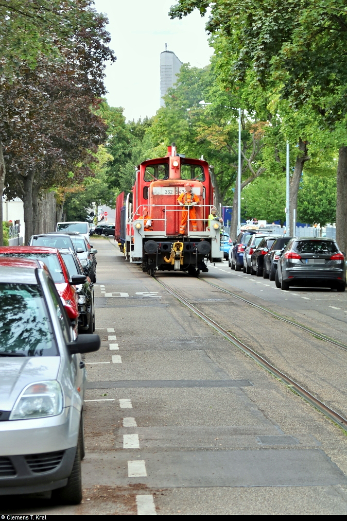 Industriebahn Ludwigsburg: Mit der V 60 quer durch die Weststadt
Werktäglich zwischen 12:00 und 14:00 Uhr wird die Gebrüder Lotter KG in Ludwigsburg mit Profilstahl von Kornwestheim Rbf aus beliefert.

Die Zulieferung der heutigen Ladung ist erfolgt, jetzt tritt 362 547-2 (DB V 60) DB zusammen mit den wieder abgeholten Rungenwagen vom Vortag die Rückfahrt zum Rangierbahnhof an.
Dabei wird wieder die Siegesstraße auf Rillenschienen durchfahren, eine Allee mit vielen geparkten Autos. Im Hintergrund sieht man die Katholische Kirche St. Johann.
[28.7.2020 | 13:41 Uhr]