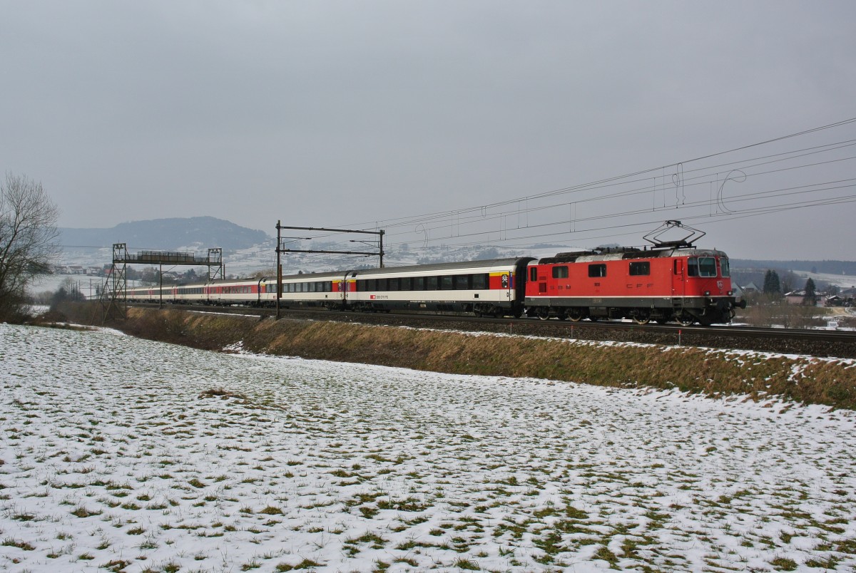 Infolge Bauarbeiten im Hauenstein Basistunnel wurden heute alle Schnellzge ber den Bzberg umgeleitet; Im Bild ist die Re 4/4 II 11131 mit dem EC 30007 oberhalb von Frick, 08.02.2015.

