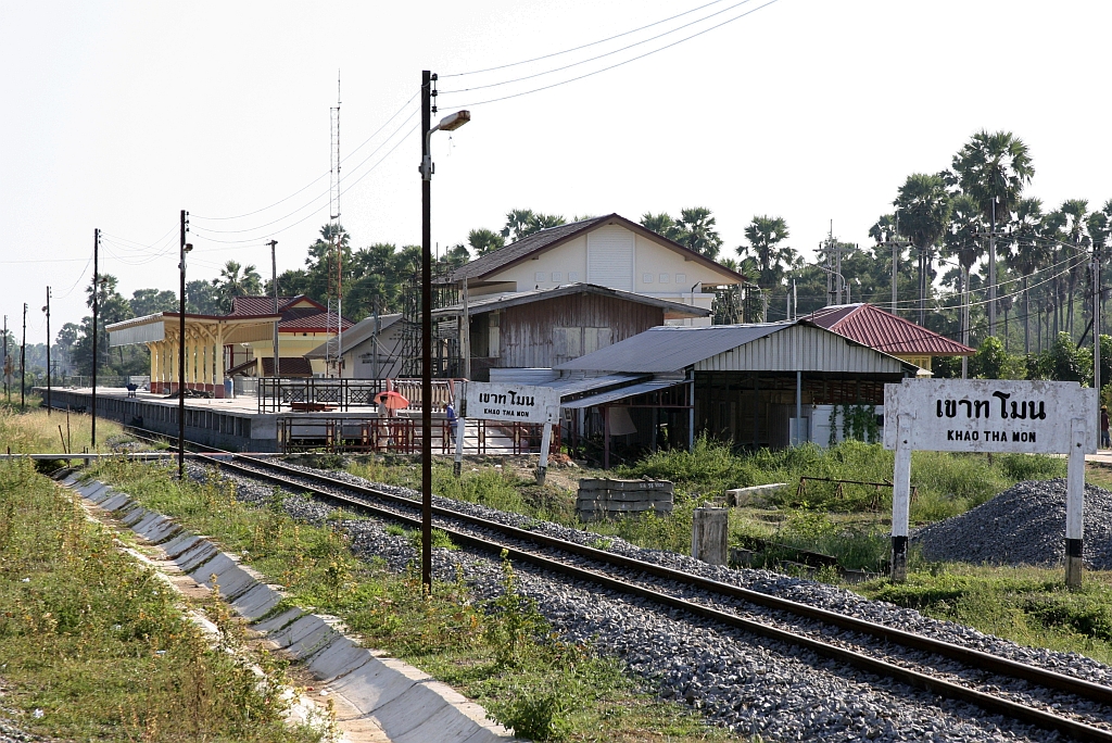 Infolge des 2 gleisigen Ausbau der Southern Line wurde auch die Khao Tha Mon Station neu errichtet und war am 09.Dezember 2023 schon in Betrieb. - An die alte Station erinnern nur noch die beiden Stationsschilder.