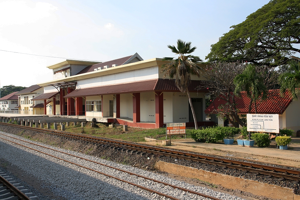 Infolge des 2 gleisigen Ausbau der Southern Line wird auch die Nong Pladuk Junction neu errichtet. - Im Bild vom 10.Dezember 2023 das neue Stationsgebäude mit dem in Bau befindlichem Hausbahnsteig und rechts im Bild der Hausbahnsteig der alten Station.