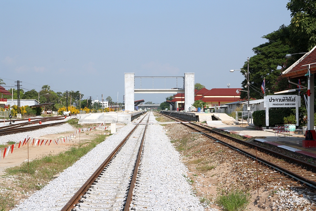Infolge des 2 gleisigen Ausbaues der Southern Line wird gleich nördlich anschließend der alten Prachuap Khiri Khan Station die neue errichtet. - Bild vom 09.Dezember 2023.