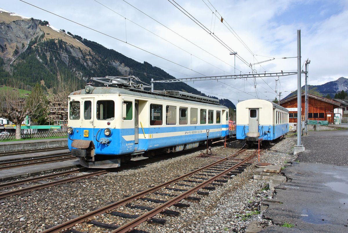 Infolge des Bahnhofsumbau in Zweisimmen mussten der Be 4/4 1002 mit seinem Schneepflugwagen und der nur noch selten gebrauchte B 210 an der Lenk abgestellt werden, 17.04.2016.