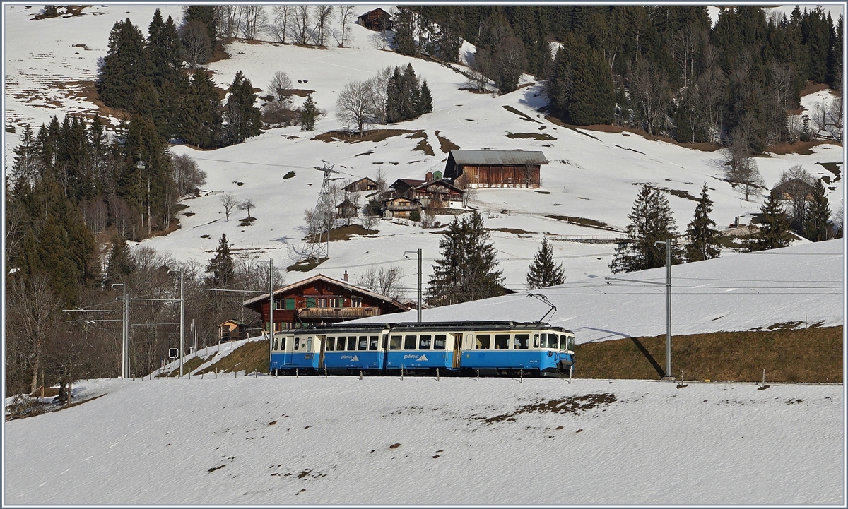Infolge Wetter bedingtem Strecken Unterbruch zwischen Gstaad und Château d'Oex verkehrte der MOB ABDe 8/8 4002 VAUD als Regionalzug 2417 von Zweisimmen nach Gstaad - (Rougemont), hier unterwegs bei Schönried.
10. Jan. 2018