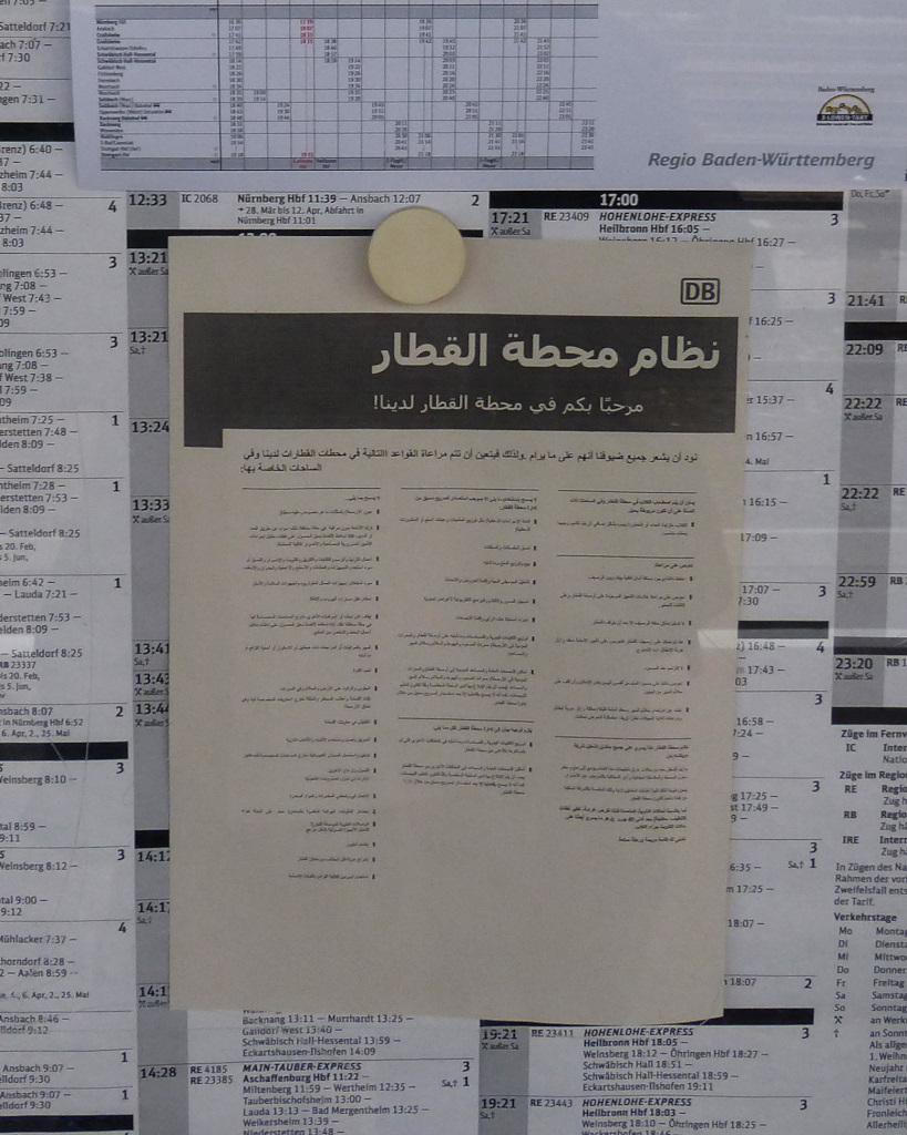 Informationen in arabischer (?) Sprache in einem Fahrplankasten im Bahnhof Crailsheim. 19.08.2015