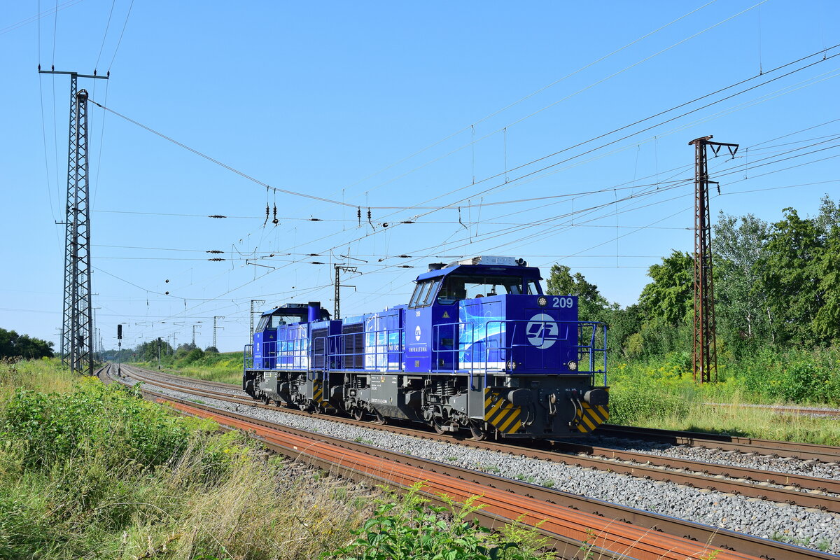 Infra Leuna Lok 209 (1275 012-3) und 210 (1275 013-1) kommen gemeinsam aus Richtung Weißenfels in Großkorbetha eingefahren.

Großkorbetha 13.08.2021
