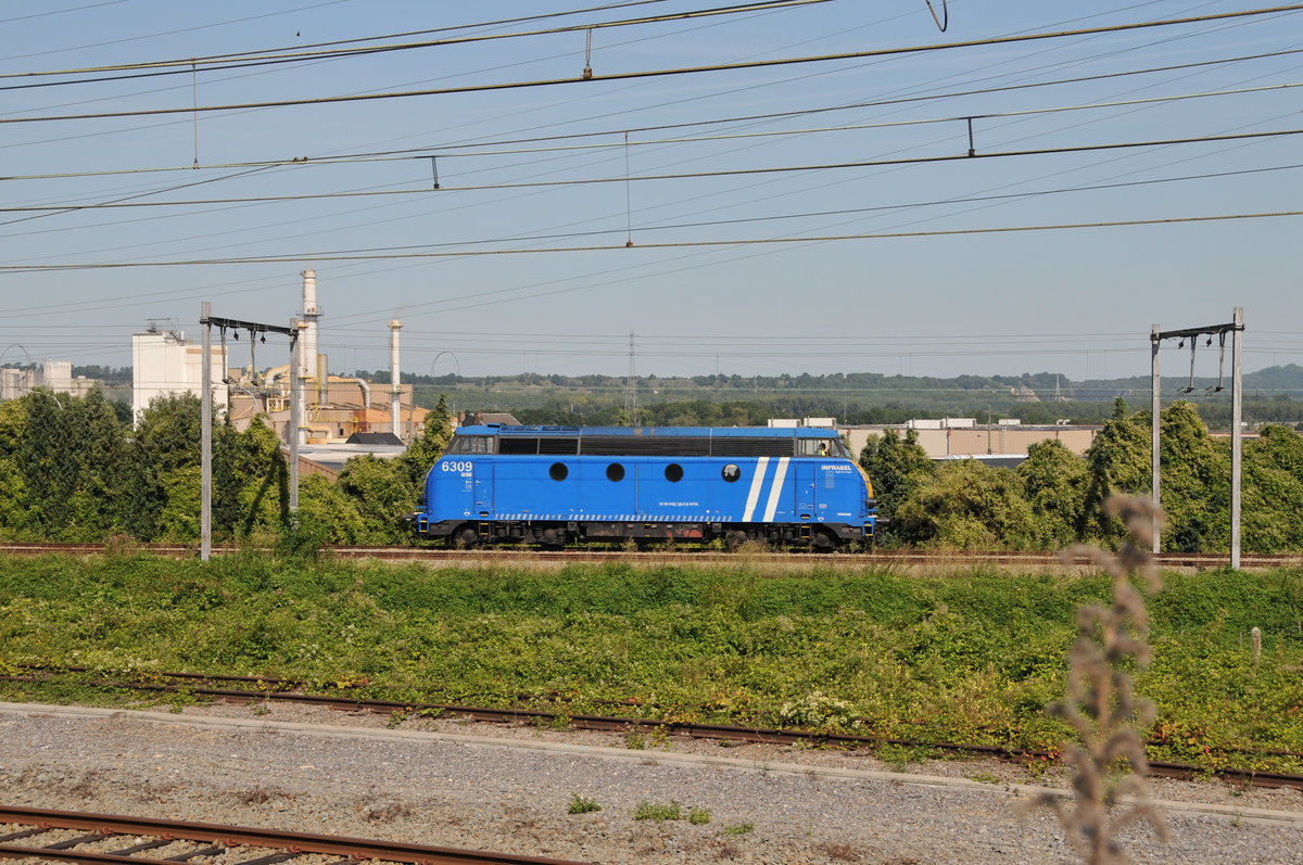 Infrabel 6309 als Lokzug in Visé auf dem Abzweig zur Linie Lüttich - Maastricht am 22.08.2019.