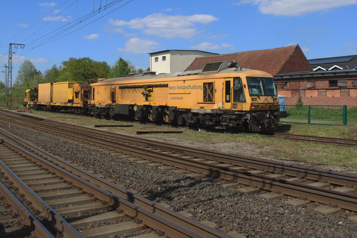 InfraGo/DB Netz 767 101 steht am 26 April 2025 in Salzbergen.