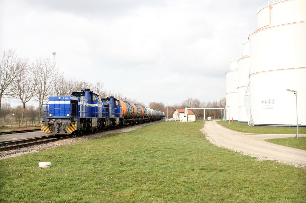 InfraLeuna 207 (275 010) und 211 (275 014) am 20.03.2023 im Tanklager Emleben. Sie stellten volle Kesselwagen aus Großkorbetha zu.