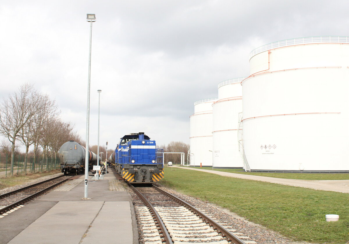 InfraLeuna 207 (275 010) und 211 (275 014) am 20.03.2023 im Tanklager Emleben. Vom ffentlichen Bahnbergang vor dem Betriebsgelnde aus fotografiert.