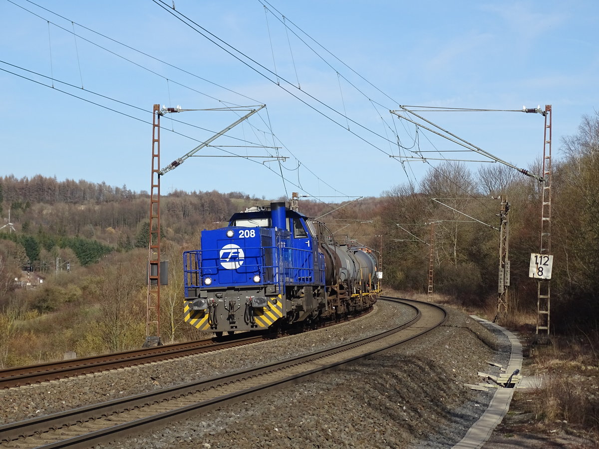 InfraLeuna 208 (Vossloh G1206) hat mit einem Kesselwagenzug soeben den Altenbekener Viadukt überquert und fährt weiter Richtung Paderborn.
25.02.2019