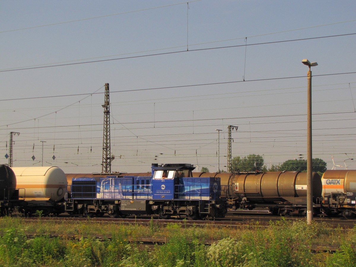 InfraLeuna 211 mit einer bergabe nach Leuna Werke, am 22.08.2013 Grokorbetha.