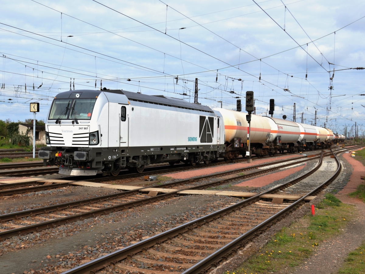 InfraLeuna 247 907-9 (NVR: 92 80 1247 907-9D-LEUNA) am 13.04.2017 mit einem Kesselwagenzug  Großkorbetha unterwegs...
<p>
Weitere Bilder zum Thema Bahnfotografie gibt es auf meiner Site unter:<br> 
<a href= http://www.ralf-bueker.de/Ralf's Eisenbahnbilder.htm target= _blank >Ralf's Eisenbahnbilder
