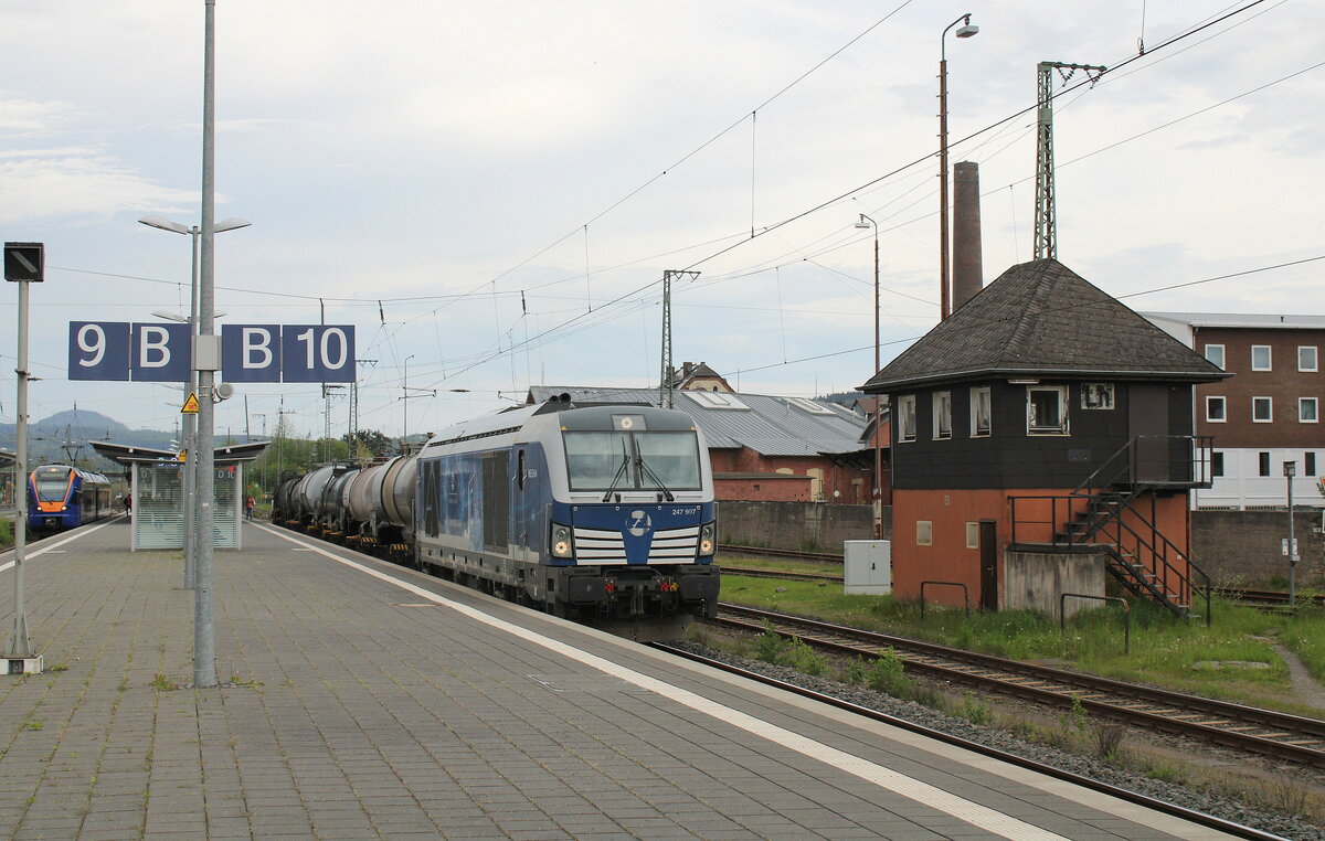 InfraLeuna 247 907  Helena  mit 5 Kesselwagen von Duisburg-Hamborn nach Großkorbetha, am 05.05.2023 beim Betriebshalt in Bebra.
