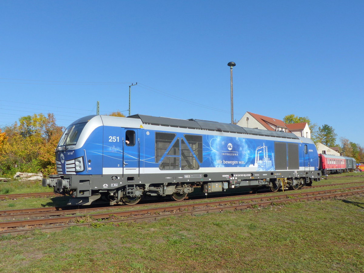 InfraLeuna 251  Helena  am 13.10.2018 im Eisenbahnmuseum Weimar. Sie stand fr Fhrerstandsmitfahrten zur Verfgung und bespannte auch mal den Pendelzug zum Weimarer Bahnhof.