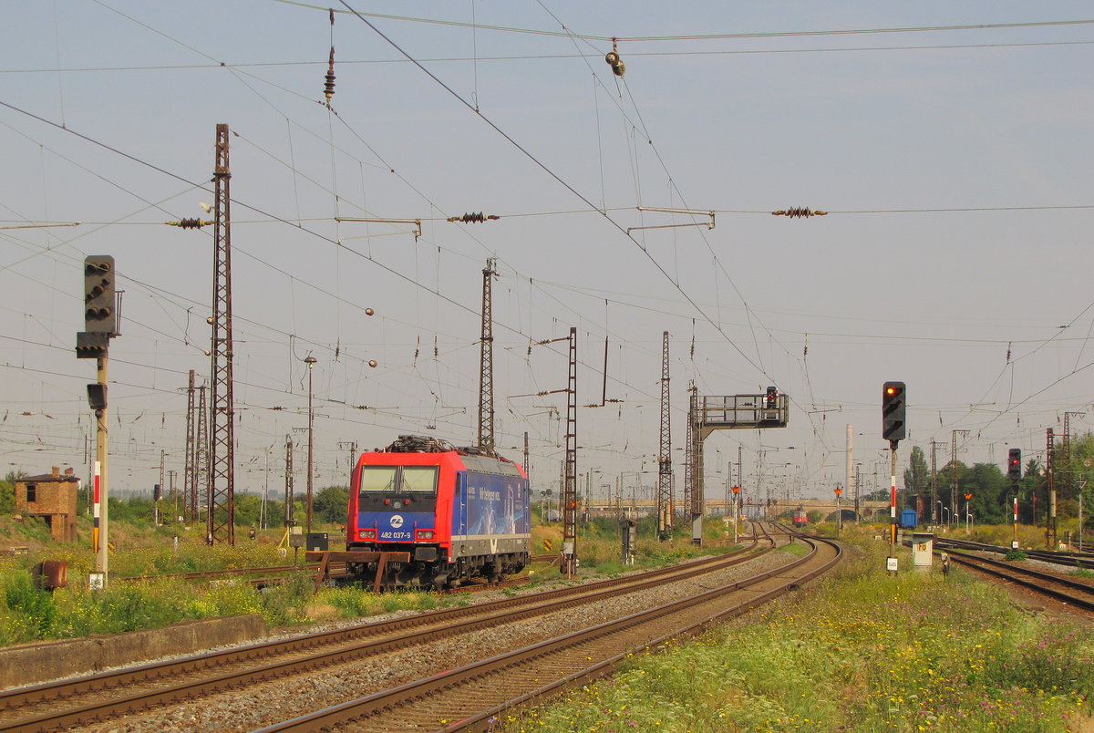 InfraLeuna 482 037-9 am 22.08.2013 beim pausieren in Großkorbetha.