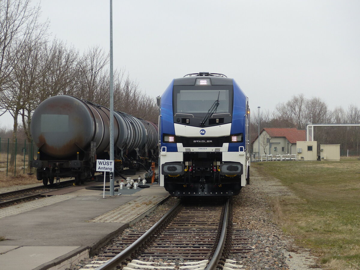 InfraLeuna 566 (90 80 2159 232-8 D-RCM) mit Kesselwagen aus Großkorbetha, am 04.03.2022 im Tanklager Emleben. Von einem öffentlichen Weg aus fotografiert.
