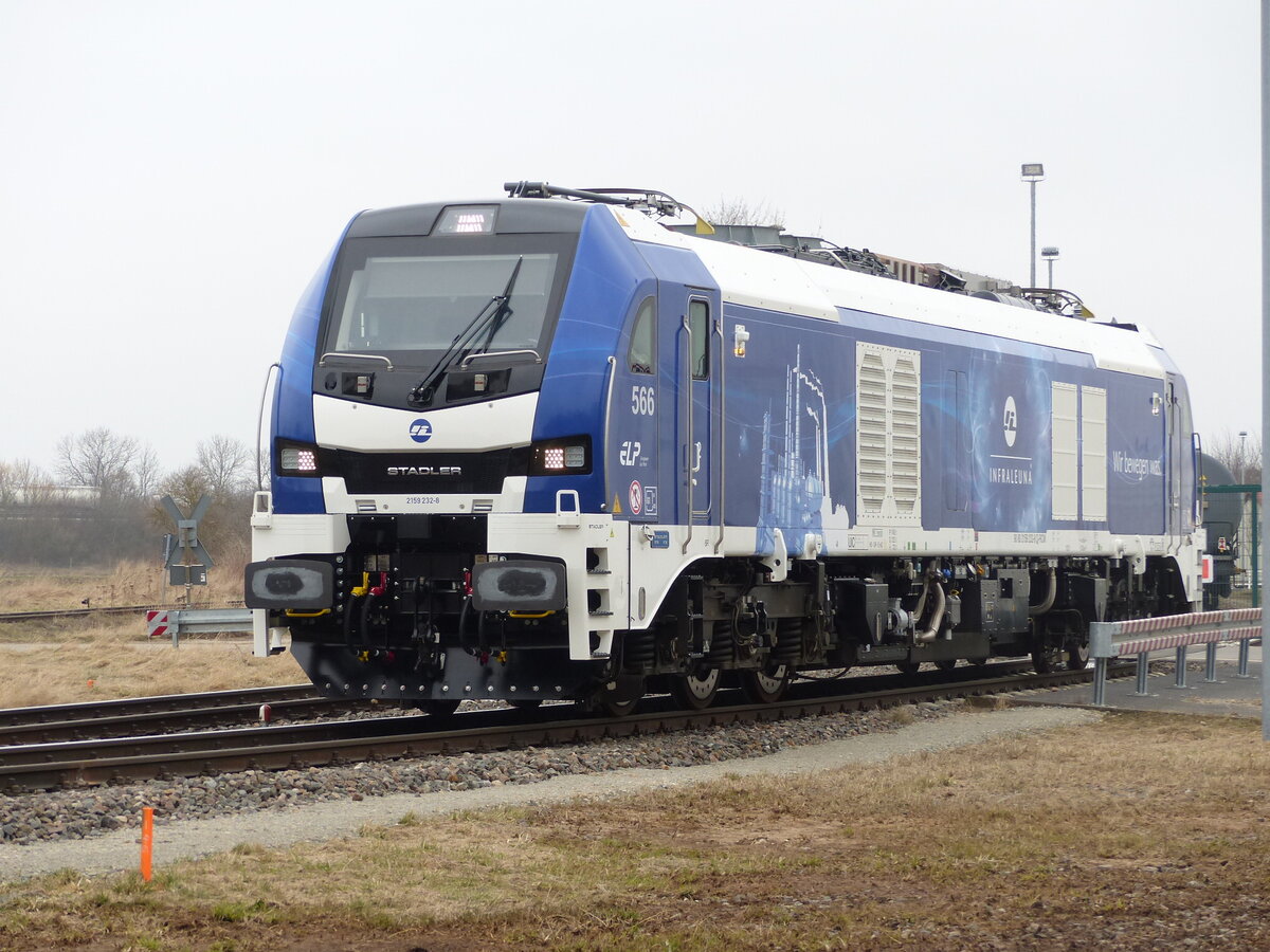 InfraLeuna 566 (90 80 2159 232-8 D-RCM) verlsst am 04.03.2022 das Tanklager in Emleben. Sie brachte zuvor Kesselwagen aus Grokorbetha dorthin.